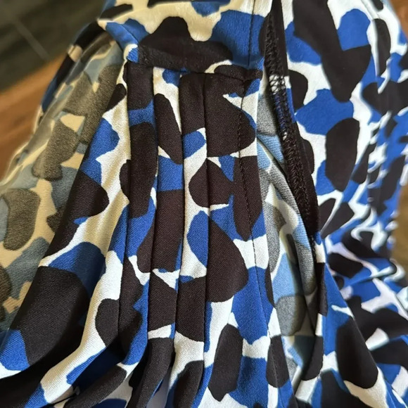 Calvin Klein blue/black/white print stretch draped neckline sleeveless top. XL. - Picture 4 of 6